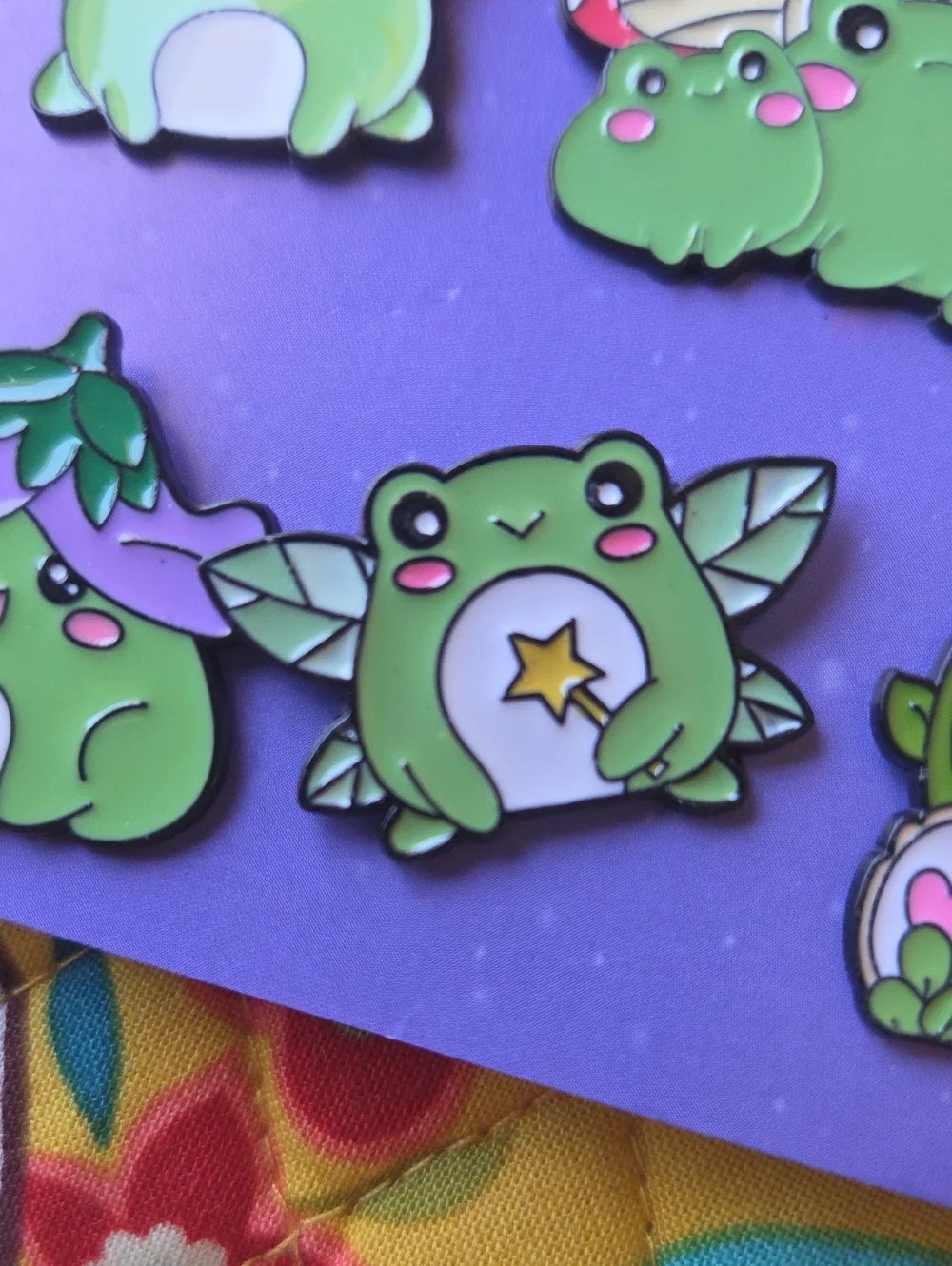 Green Frog Star Enamel Pin - Cute Small Pets Accessory